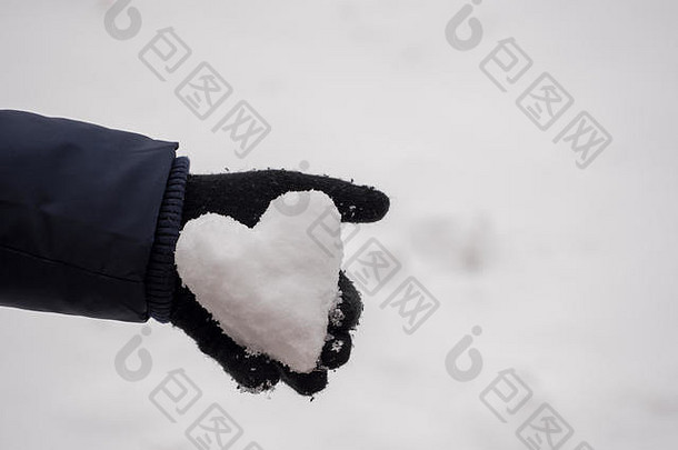 《雪之心在手》可用于设计和概念，包括寒冷冬季的安全、心脏护理、冬季的优惠或销售以及关于爱情的设计和概念
