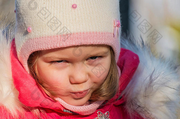 一个穿冬衣的小女孩的画像