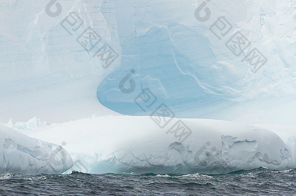 南极蓝色冰川冰山的结构和形状。