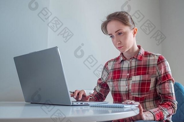 女人打字移动PC电脑键盘房间灰色墙首页沟通工作场所业务教育自由互联网