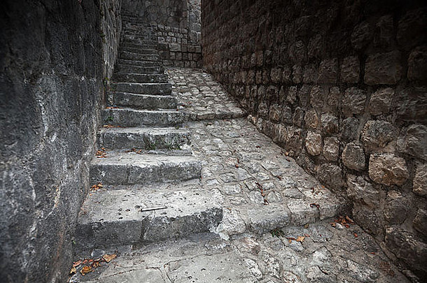 黑山的佩雷斯特镇街道上有一条古老的石阶