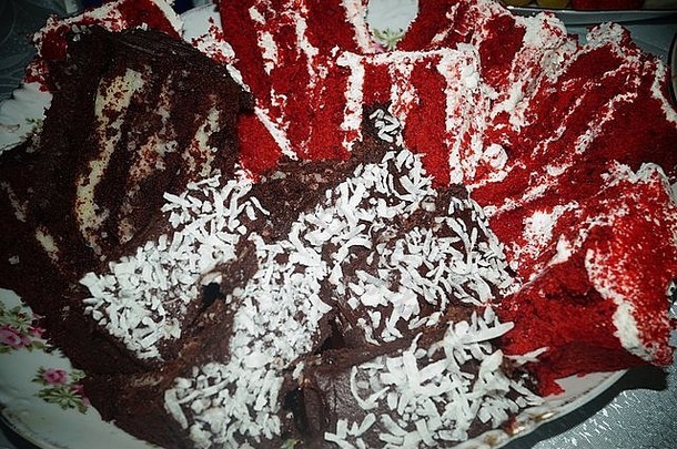 新年派对上的红丝绒蛋糕和巧克力椰子蛋糕。