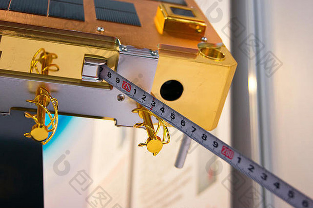 在中国北京举行的第64届IAC上，一颗中国小卫星上的可展开天线用卷尺被展示。