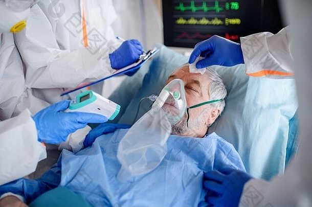 感染者在隔离区躺在医院的病床上，冠状病毒概念。
