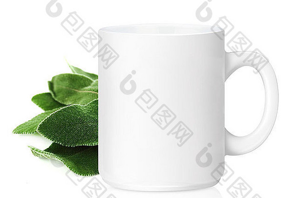 白色陶瓷杯，带有草药，草药饮料，隔离在白色杯子上。（使用剪裁工作路径）