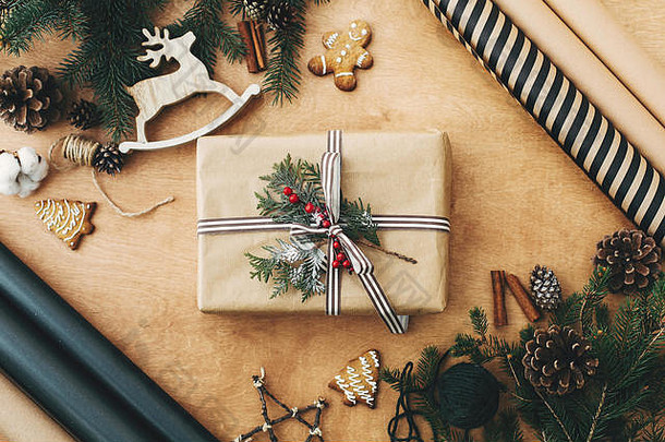 圣诞节乡村平躺时尚的圣诞节礼物盒子包装纸木驯鹿松分支机构视锥细胞姜饼饼干农村木