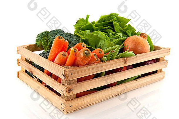 装有各种日常蔬菜的木箱