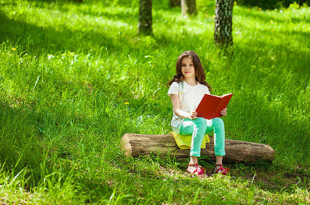 迷人的女孩森林书背景夏天公园