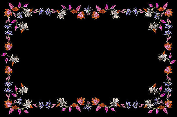 深蓝色桌布，上面绣着蓝白菊花和秋红紫色叶子的树枝图案