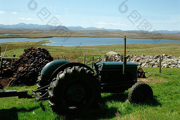 苏格兰西部诸岛哈里斯岛，克罗夫特岛上的拖拉机和一堆泥炭
