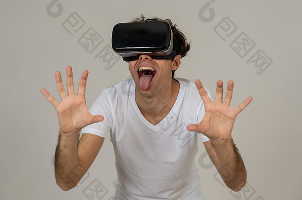 惊讶有趣的男人。耳机眼镜触碰互动虚拟现实世界感觉兴奋探索有趣的是啊