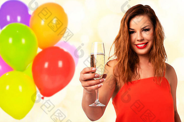 庆祝活动事件概念年轻的有吸引力的女人红色的衣服完美的指甲持有玻璃香槟酒微笑由
