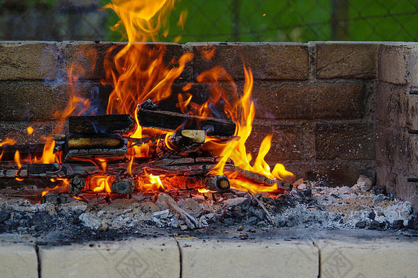 烧烤架上燃烧着大量木炭的火焰