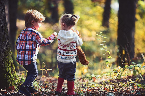 弟弟和妹妹在新鲜空气中玩得很开心。孩子们在秋天的森林里玩耍。小男孩和小女孩朋友在树林里露营。儿童活动与积极休息