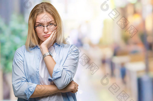 年轻的白人女商人戴着眼镜，在孤立的背景下思考，双臂交叉，看起来很疲惫，对抑郁症感到厌倦。