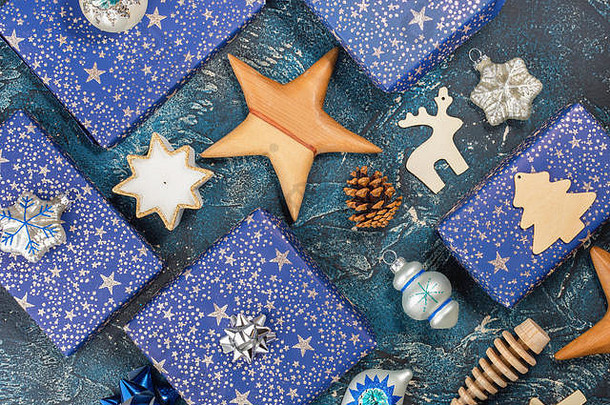 有创意的chritmas作文背景礼物黑暗蓝色的包装纸银星星闪光木装饰饰品装饰物