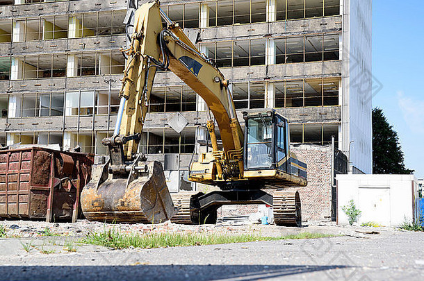 挖掘机拆除大型<strong>建筑</strong>工地的照片