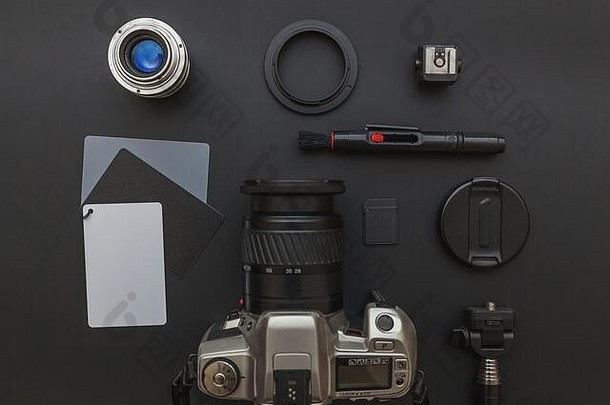 摄影师工作场所数码单反相机相机系统相机清洁工具包镜头相机附件黑暗黑色的表格背景爱好旅行摄影概念平躺前视图复制空间