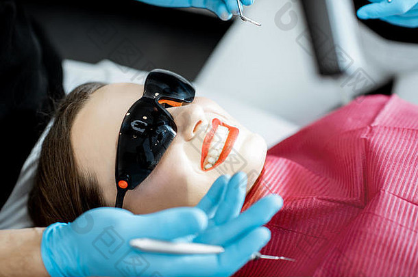 特写镜头女人的脸专业牙科检查