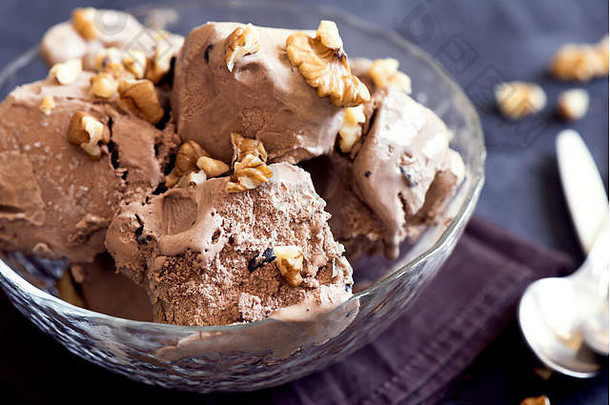 巧克力冰淇淋配巧克力片和核桃，近距离收视，乡村风格