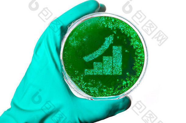 拿着培养皿的科学家，培养皿中的细菌呈生长条形图的形状