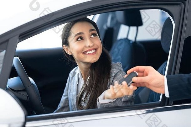 女孩采取关键卖方测试开车