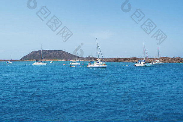 Fuerteventura大西洋海洋双体船帆船水晶清晰的水视图火山口山火山岛狼