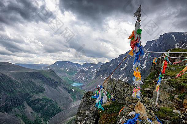 萨彦东部山脉的一座山峰。许多缎带系在阿尔卑斯山上。泰瓦共和国。中亚