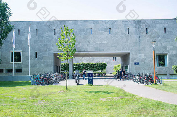 荷兰蒂尔堡大学校园周围的图片，显示人们在大学校园里散步和骑自行车