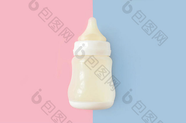 粉色和蓝色粉彩背景上的新生儿奶瓶。<strong>妇幼保健</strong>概念。女孩或男孩。顶视图。