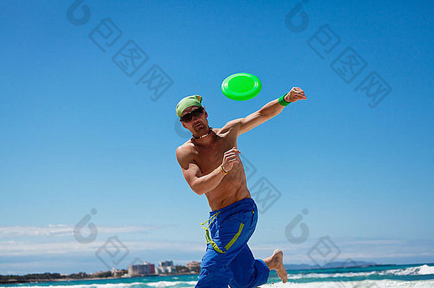夏日运动健身跳沙滩飞盘帅哥
