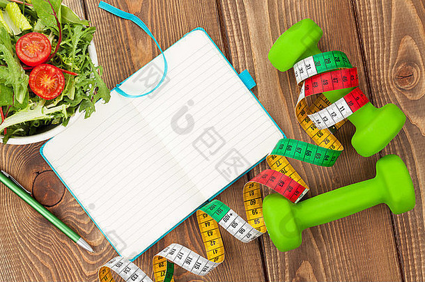 哑铃磁带测量健康的食物记事本复制空间健身健康孤立的白色背景