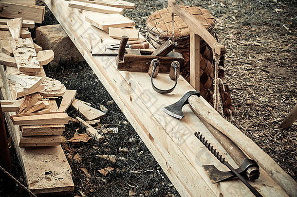 木工手工具木飞机凿画<strong>刀</strong>木工车间木板凳上地面覆盖锯末背景