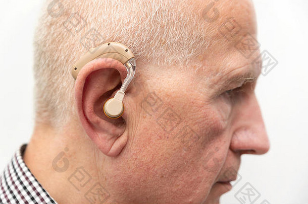 听力援助耳朵岁的男人。高级现代听力援助