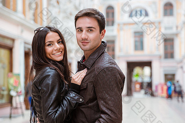 肖像快乐夫妇站在户外欧洲城市相机