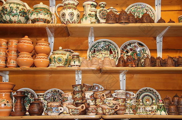 商店货架上有多种陶瓷产品可供选择。出售陶器。陶瓷制品。出售的陶瓷产品。商店里的陶瓷陶器