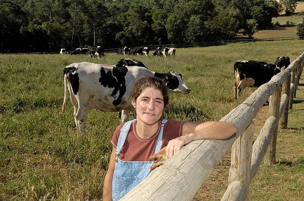 一位农民的画像，她的牛在田野里