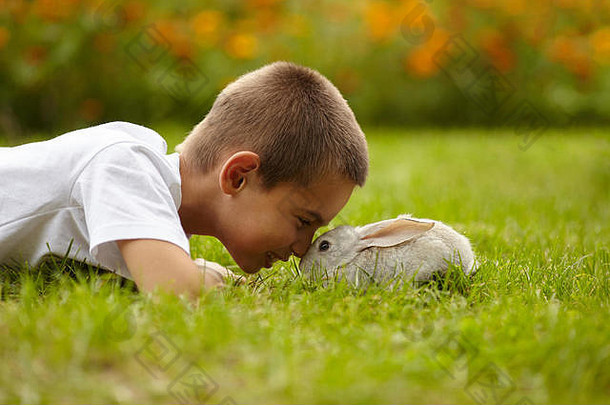 带兔子的小男孩