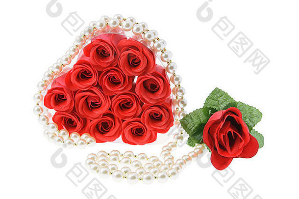 珍珠项链红色的玫瑰