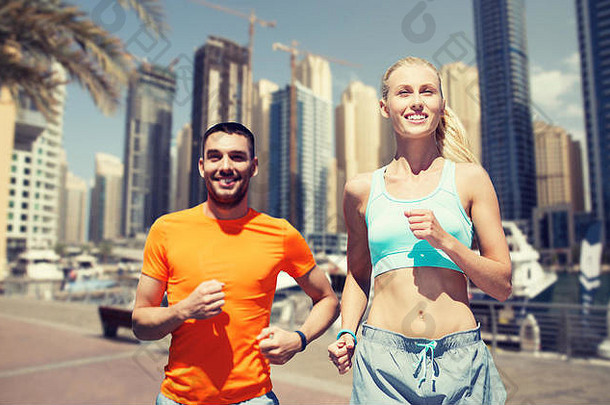 一对情侣在迪拜城市街道上奔跑