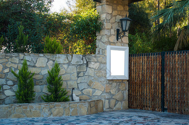 模拟门私人房子院子里木盖茨高石头栅栏