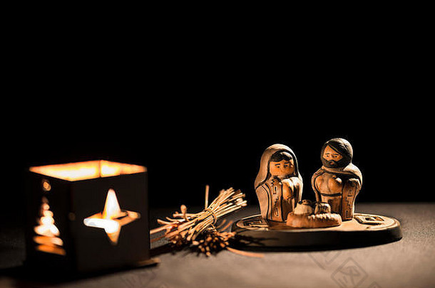 黑色背上有耶稣、玛丽和约瑟夫等雕像的圣诞节场景