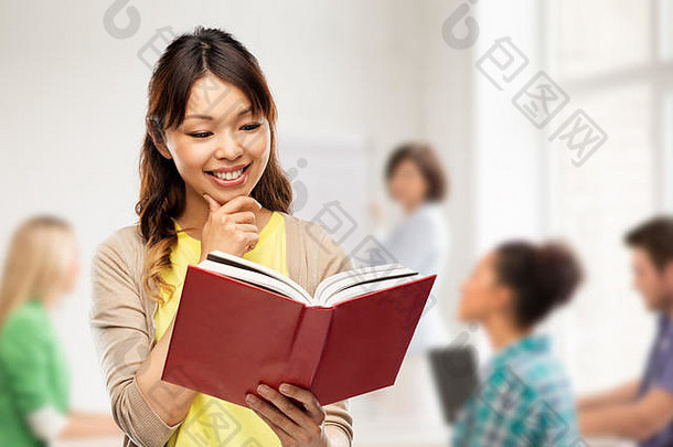 快乐的亚洲女人在学校读书
