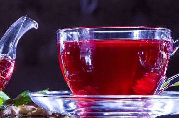 喝茶时间：一杯茶。由一杯芙蓉茶和茶叶制成的创意布局。红茶，卡卡德，卡卡德，鲁伊波斯。东方的，舒适的，仪式的，传统的