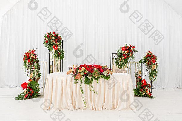 美丽的宴会大厅帐篷婚礼接待室内婚礼帐篷装饰准备好了客人装饰花红色的主题