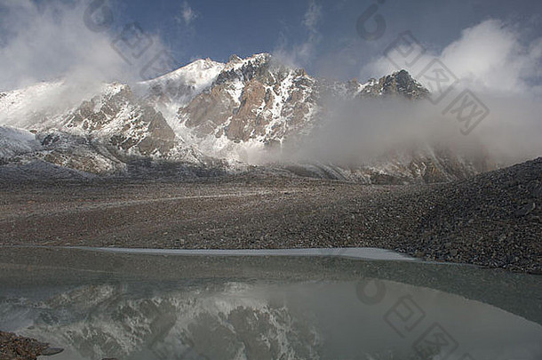 岩石山阿霉素湖柯尔克孜族范围天山山脉吉尔吉斯斯坦