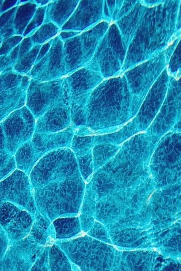 室外游泳池中的<strong>水下</strong>光反射。方形作物。