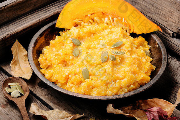 家常美味的粥，配以田园风味的橙黄南瓜。健康素食。