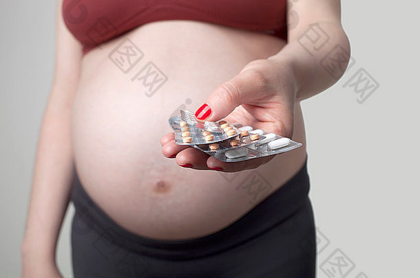 怀孕了女人持有药片