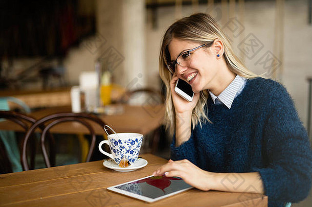 忙女商人多任务处理喝咖啡会说话的电话冲浪